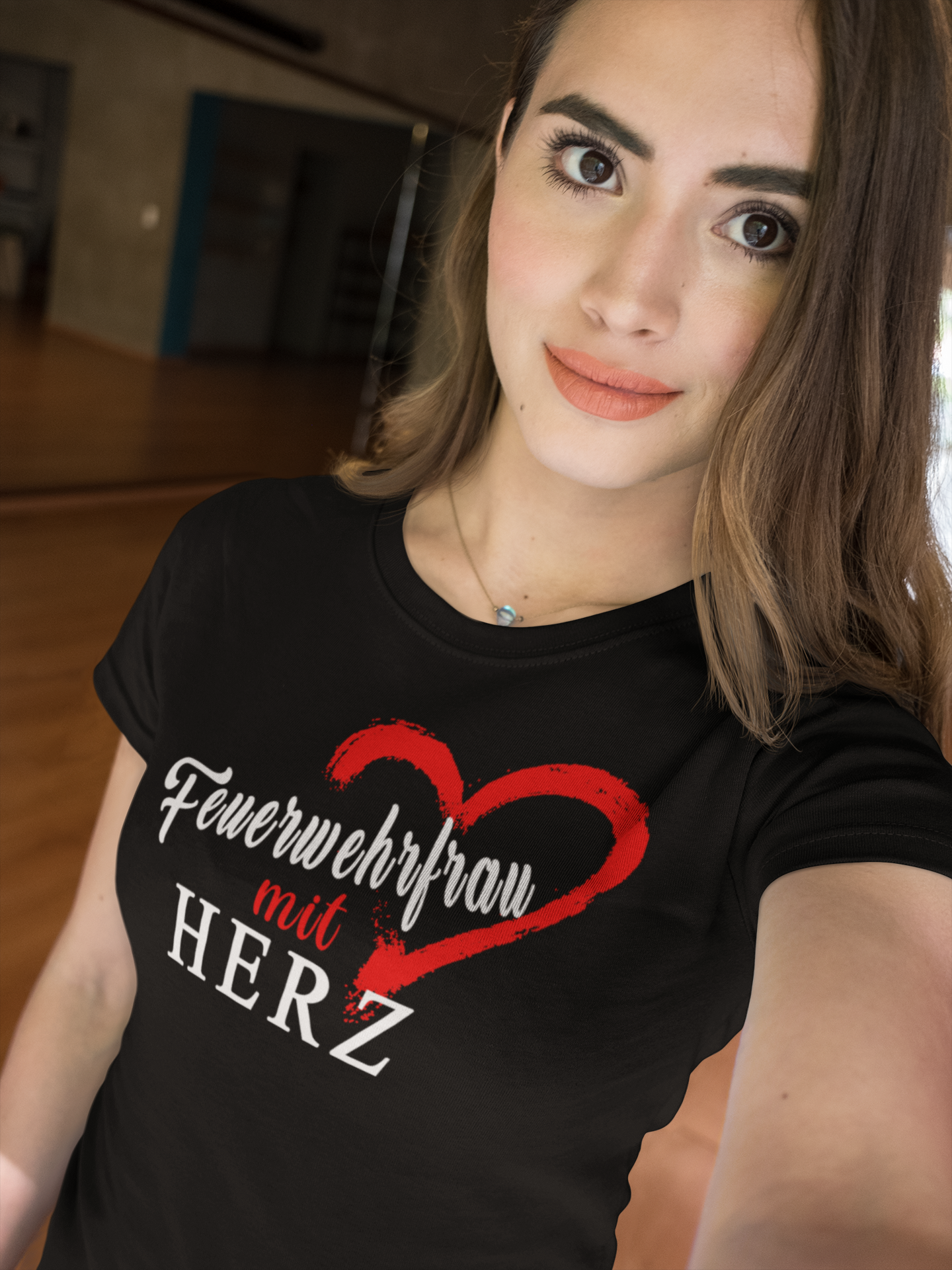 Feuerwehrfrau mit Herz - Shirt - Retterherzen